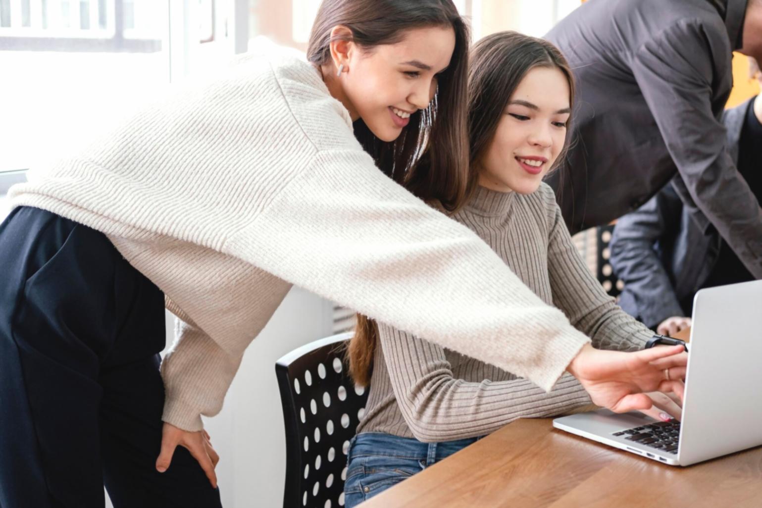 Ambiente di lavoro moderno con focus su crescita personale